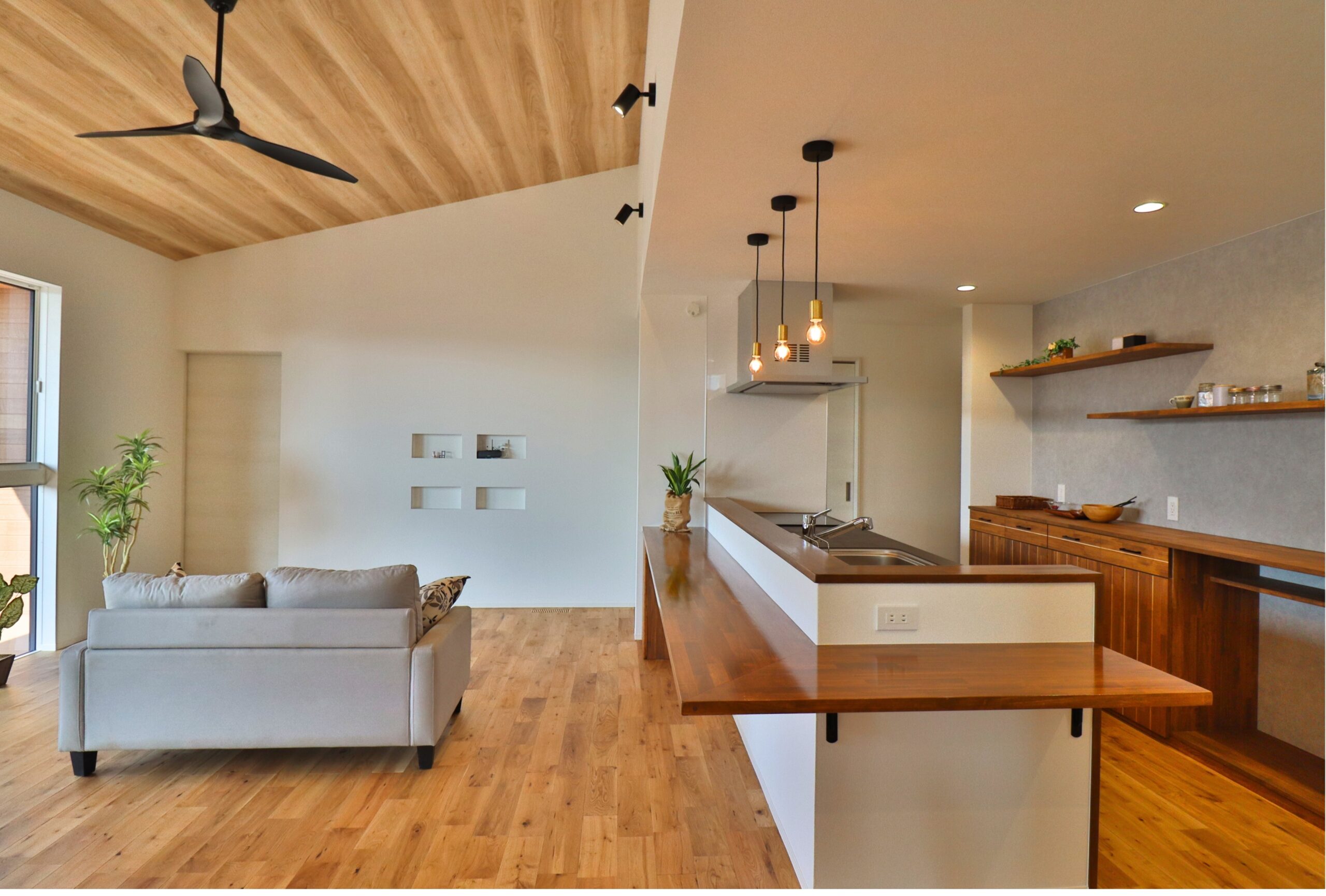 琥高い丘のあたたかな家