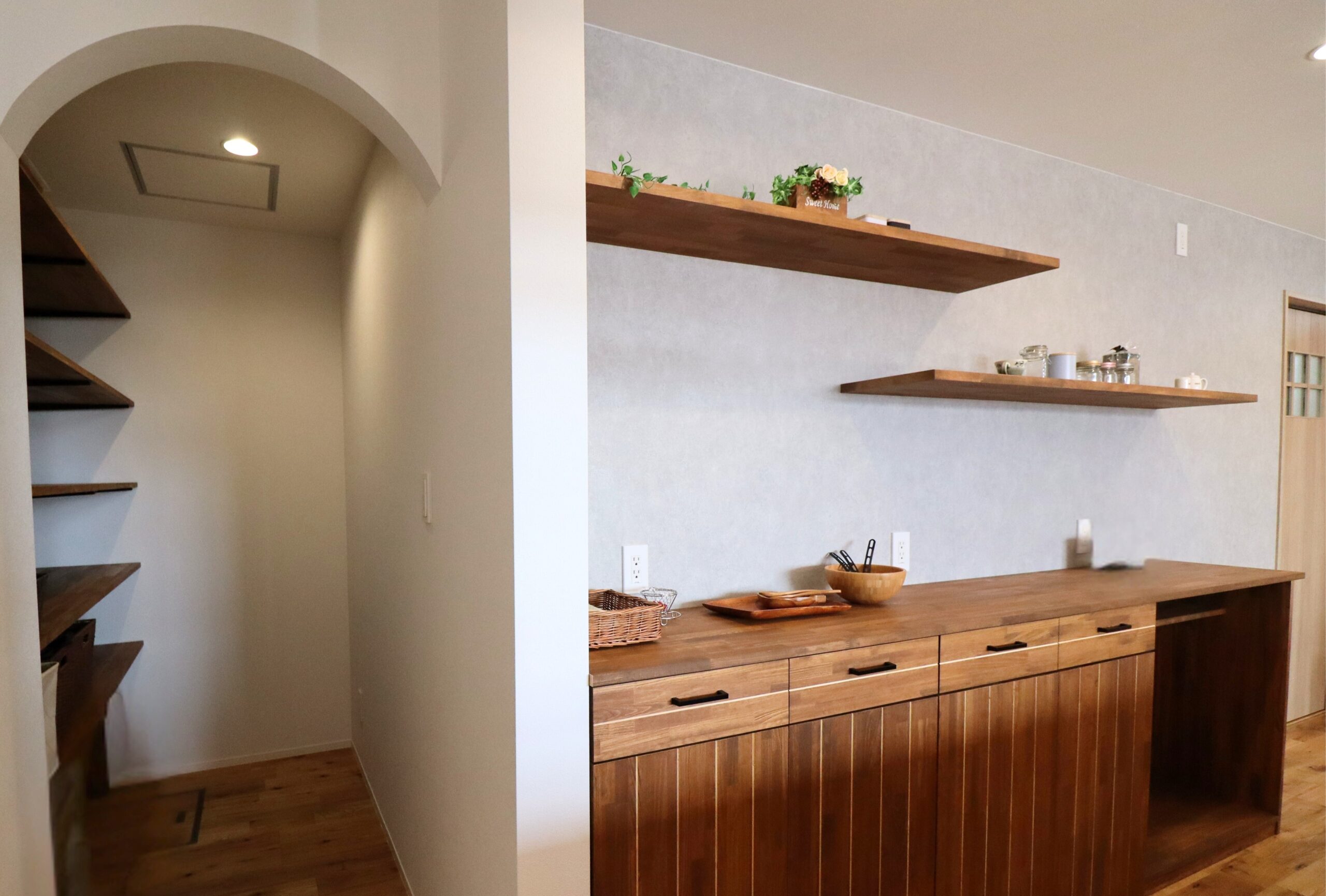 琥高い丘のあたたかな家