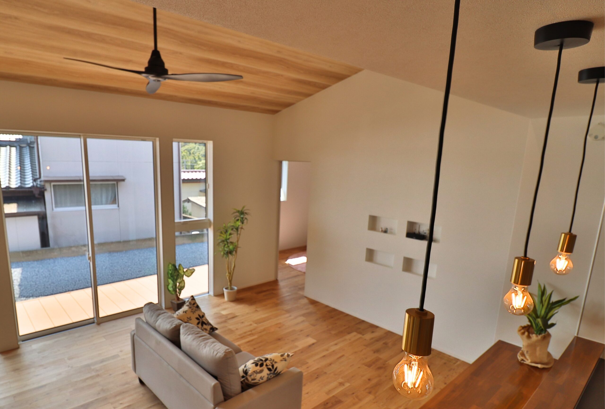 琥高い丘のあたたかな家