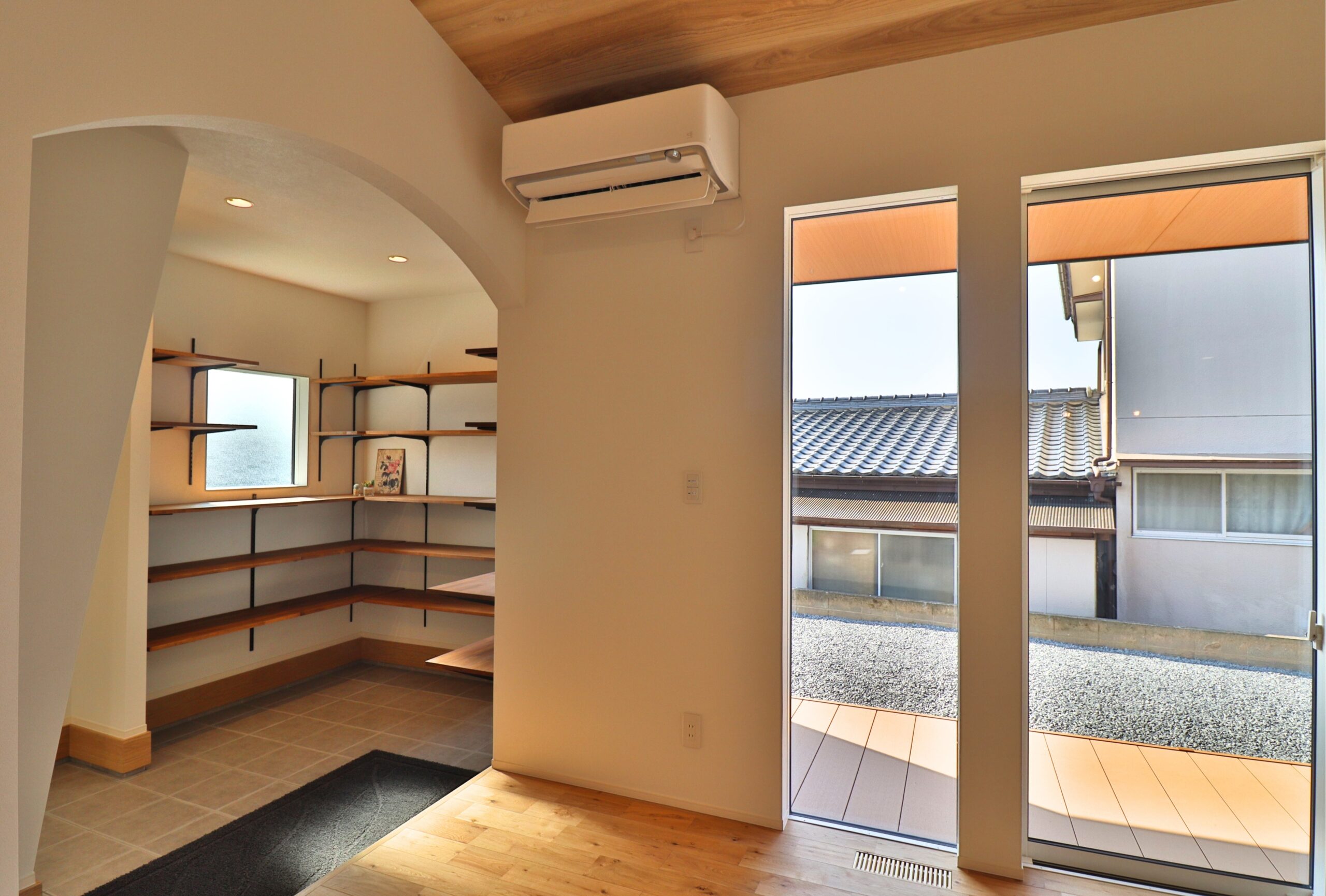 琥高い丘のあたたかな家