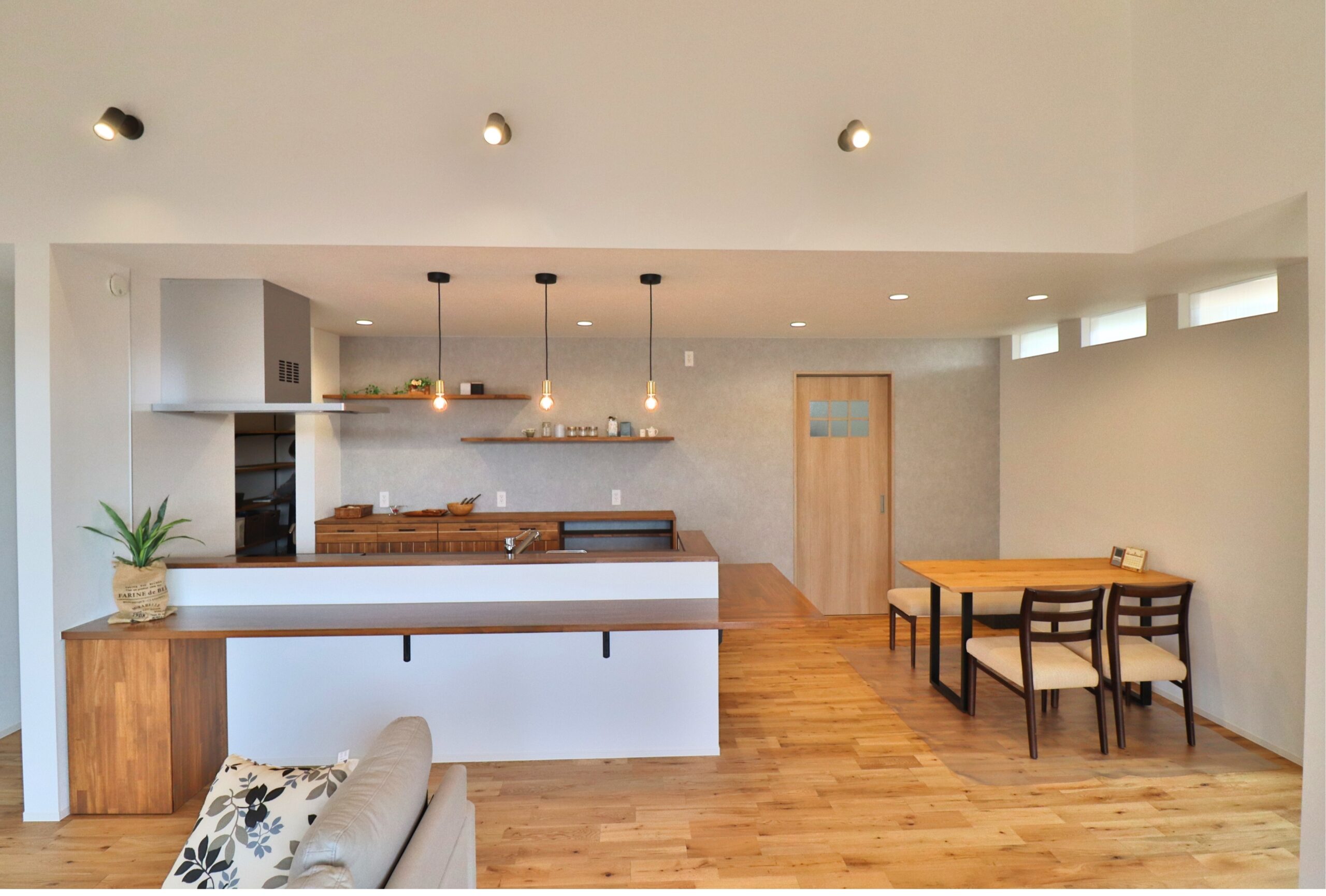 琥高い丘のあたたかな家