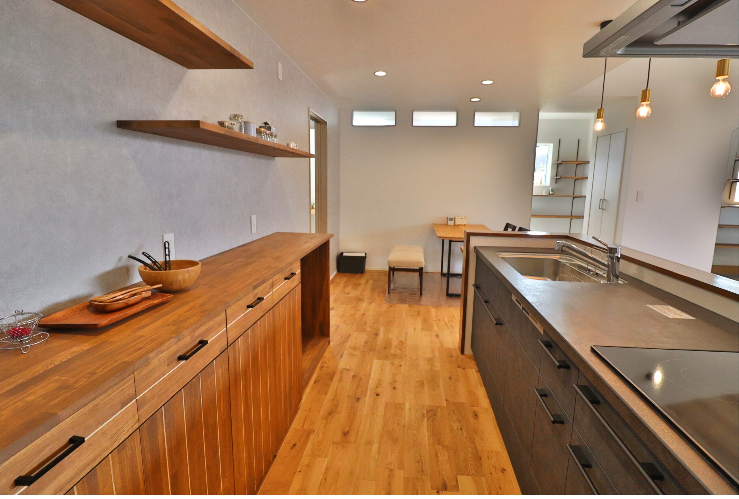 琥高い丘のあたたかな家